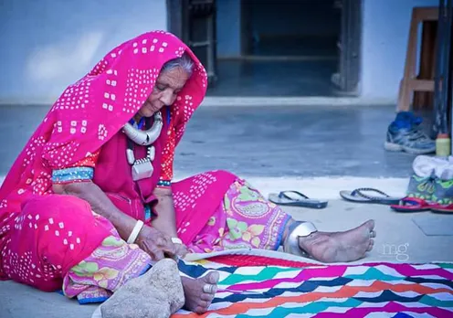 Women also lend a helping hand. Pic:   Facebook/@VankarVishramValjiBhujodi  