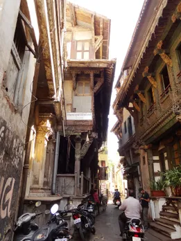 Narrow streets and projecting upper floors in a pol for shaded public realm. Photo by Khushi Shah 30stades