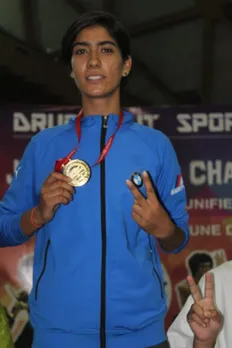 Nadia Nighat winning gold medal
