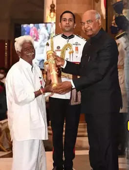 Leather puppet master craftsman D C Rao receiving the Padma Shri from President Ram Nath Kovind. Pic: PIB 