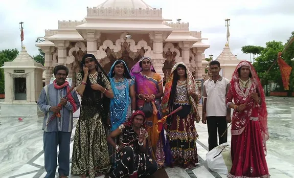 Bhavai is performed in village squares and temple courtyards. The artist who is sitting is holding Bhungal – the horn-like copper pipe instrument used in Bhavai. It is about 4-feet long. Pic: 30stades