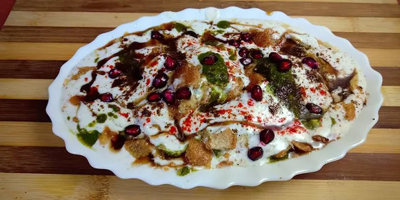 Bhalla papdi chaat which has fried crunchy papdis, thick curd, tamarind chutney and green chutney. Pic: Flickr
