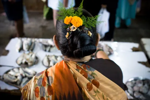 Koli women tie hair neatly in a bun, usually decorated with flowers, as they go about business. Pic: Flickr