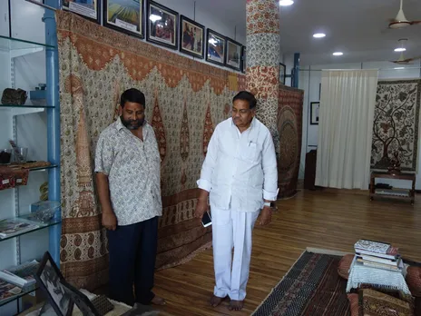 Pitchuka Srinivasa (left) showing his work to Mandali Buddha Prasad, former Deputy Speaker of Andhra Pradesh.