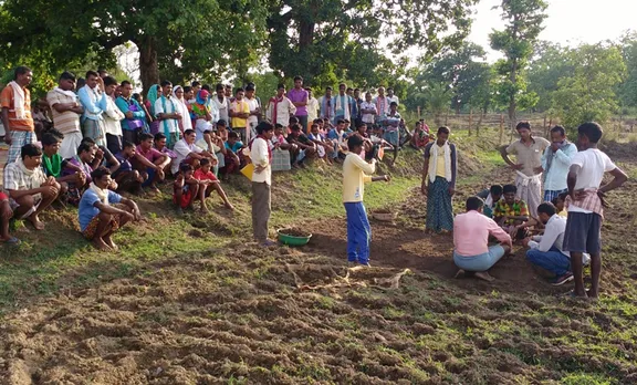 Nirmaan training farmers in Dantewada in SRT rice cultivation