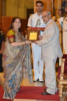 Uma Dogra Receiving award from from President Pranab Mukherjee.