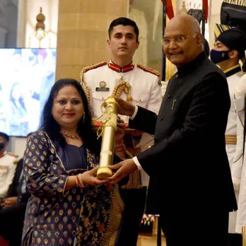 Anita Gupta receiving the Nari Shakti Puraskar from President Ram Nath Kovind for the year 2020. Pic: PIB 30STADES