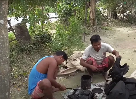 Craftsmen painting the wooden masks. Pic: Flickr 