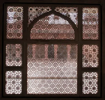 Jali on marble at the tomb of Salim Chishti in Fatehpur Sikri show geometric patterns. Pic: Wikipedia 30stades