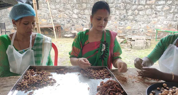 Laxmi Hansda (centre) separating mahua flower petals to prepare kheer. Pic:  Gurvinder Singh  30stades