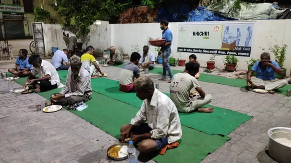 Badlav has opened a kitchen called ‘Khichri Dhaba’ where it feeds 400 footpath dwellers every day. Pic: Badlav 30stades