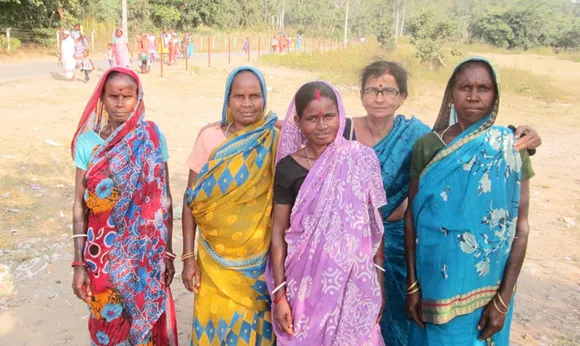 Chandra Mukhopadhyay (fourth from left) met these women in Susunia, Bankura, while searching for Meyeli Gaan. Pic: Chandra Mukhopadhyay 30stades