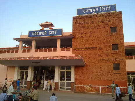 Contemporisation of Molela Terracotta craft: A wall of the Udaipur City station with the craft. Pic: Flickr 30 stades