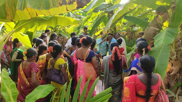 Beekeeping training session. Pic: Snehakunja Trust 30 stades