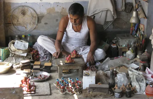 An artist working on Ghurni clay dolls at his workshop in Ghurni, Krishnagar. Pic: Flickr 30 stades