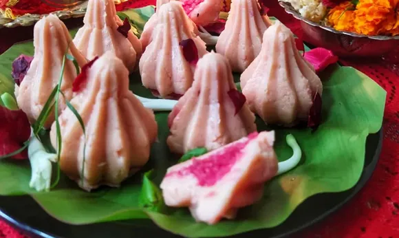 Strawberry Modak: The outer covering is made of mawa and sugar with strawberry essence and stuffed with reduced strawberry crush. Pic: Flickr 30 stades