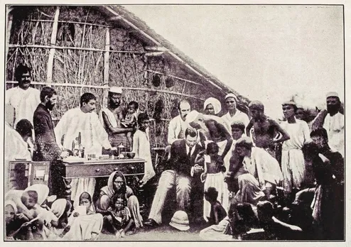 Bacteriologist Waldemar Haffkine administering his cholera vaccine in Calcutta (Kolkata now) India, 1894. Source:  Wellcome Library, London  