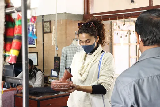 Bollywood actor Tapsee Pannu with Khavda pottery speaker. Pic: Khamir 30 stades
