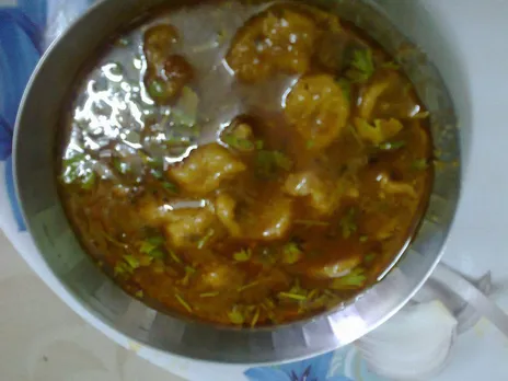 Dubuk is made by grinding soaked dal, a part of which is used to make friend dumplings and the rest is made into a thin gravy into which the dumplings are dunked. Pic: Flickr 30 stades