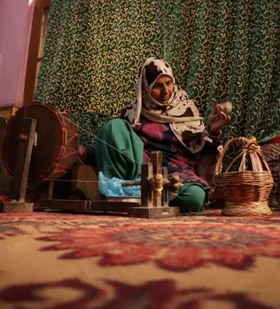 A woman spins Pashmina yarn on yander. Pic: Wasim Nabi 30stades