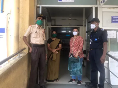 Ronita Ghosh with staff of Pune's Bharati Charitable Hospital after meal distribution