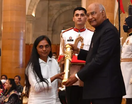 Vanita Jagdeo Borade receiving the Nari Shakti Puruskar from President Ramnath Kovind. Pic: PIB 30STADES