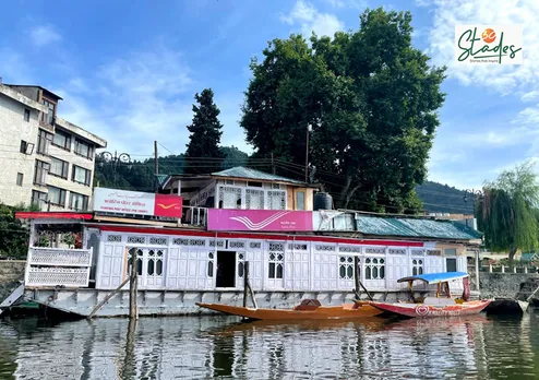 Floating Post Office is moored on the western edge of the picturesque Dal Lake in Kashmir. Pic: Parsa Mahjoob 30stades