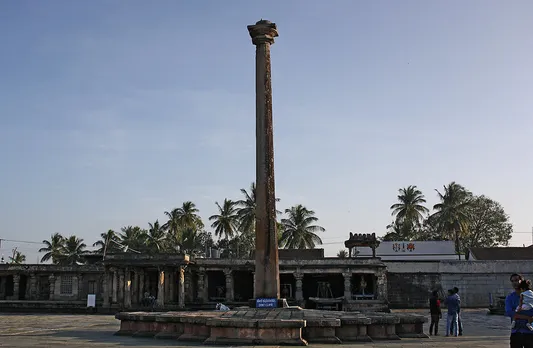 Anti-gravity pillar at Chennakeshava Temple. It does not touch the ground and stands on its own. Pic: Flickr 30stades