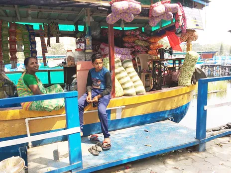 Boat shops in the floating market sell vegetables, fruits, flowers, fish, groceries and everything else in between. 