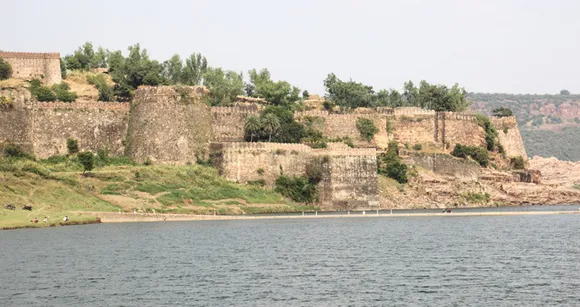 The Gagron Fort has no foundation. The walls and towers of the fort are built into the Mukudara Hills. Pic: Wikimedia Commons/Ravikrishnan A K 30STADES