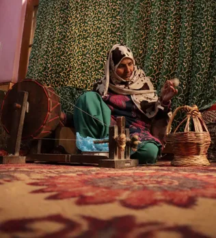 kashmir-pashmina-woman-spinning wheel