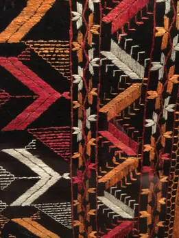 A Phulkari embroidery piece from the early 20th century with silk and cotton embroidery in running, darning, pattern darning, stem/split cross and buttonhole stitches. Pic: Flickr/The Jill and Sheldon Bonovitz Phulkari Collection 30stades