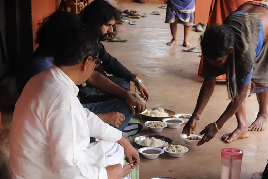 Tourists having local meal at an artisan's house. Pic: Sarna 30stades