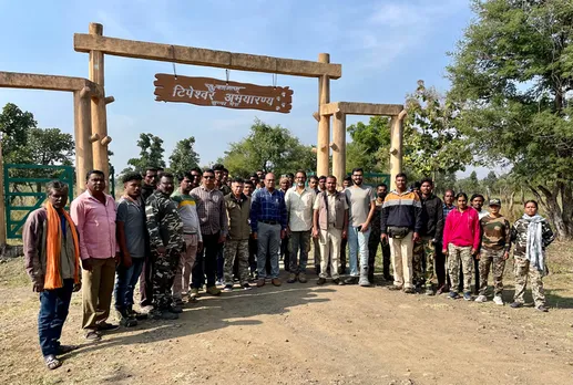 Uday Krishna with forest officials and guards of the Tipeshwar Wildlife Sanctuary, Yavatmal. Pic: Vata Foundation 30stades