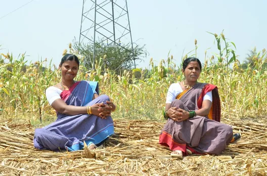 Two weavers of Punarjeevana wearing Patteda Anchu sarees woven by them. Traditionally, they were worn by women who worked on the farms. Pic: Punarjeevana 30stades