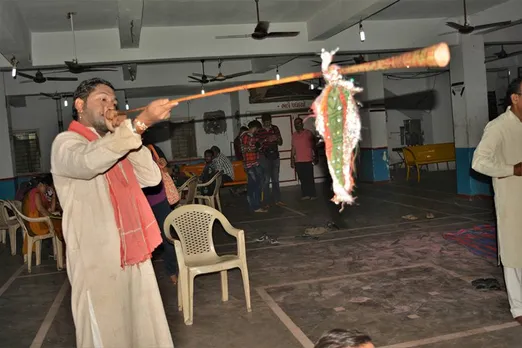 A Bhavai artist with Bhungal – the horn-like copper pipe instrument used in the folk theatre. It is about 4-feet long. Pic: Facebook/@kalikalanayakmandal 30stades