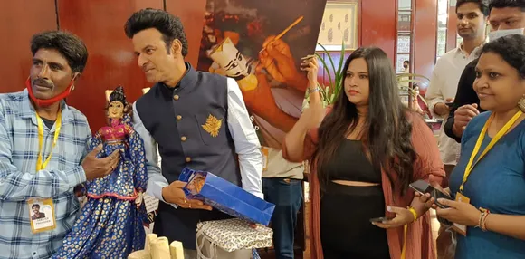 Actor Manoj Bajpai with an artisan at an event organised by Rajasthan Studio. Pic: Rajasthan Studio 30stades