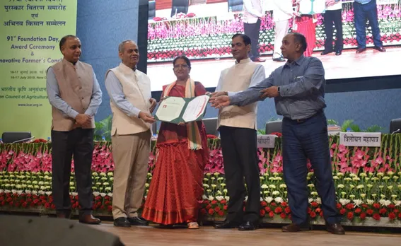 Lalita receiving the the IARI ‘Innovative Farmer Award’ in 2018. Pic: Lalita Mukati 30 stades