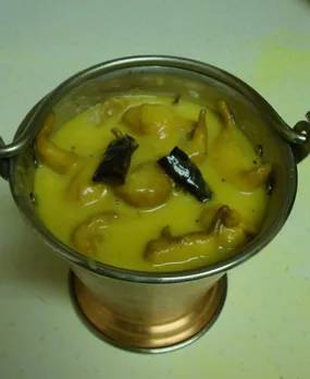 Bihari kadhi bari does not involve the use of onions or any other vegetables unlike kadhis from other states.