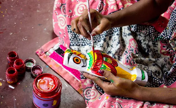 A woman artisan painting an owl doll in Natungram. Pic: Flickr 30stades