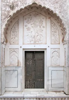 A door with intricate carvings at Bibi ka Maqbara. Pic: Flickr 30stades