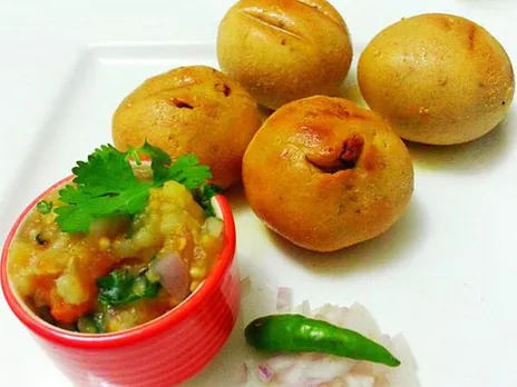 Mention of Bihar food is incomplete without litti-chokha. Littis are baked wheat balls stuffed with spicy sattu mixture. Chokha, a mash, of potato/brinjal or both accompanies littis. 