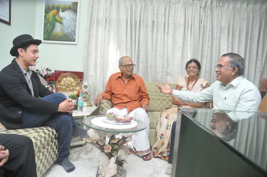 Prof Kandaswamy having a discussion with actor Aamir Khan as his father-in-law & renowned director K. Balachander & wife Pushpa look on. Pic: Courtesy Prof Kandaswamy