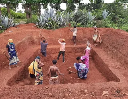 Residents of Sandhiha village, 30 km from Hazaribagh district headquarters in Jharkhand, digging a pond with support from Goonj. Pic: Goonj 30stades