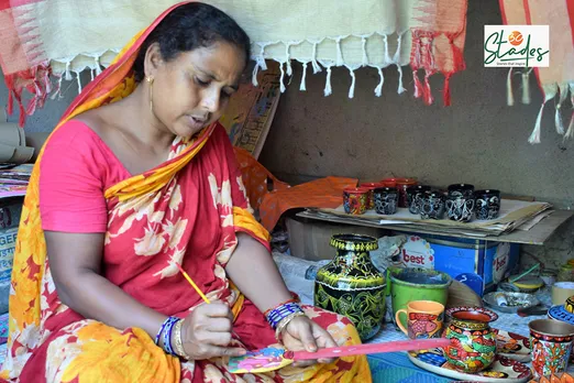 Putul Chitrakar continues to sing songs with her Patachitra scrolls even today. Painting a wooden ladle here. Pic: Partho Burman