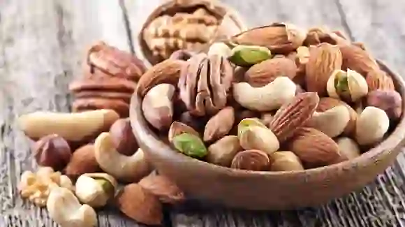 Health Benefit Of Nuts: आपके बॉडी में बैड कोलेस्ट्रॉल को कम करने में करेंगे मदद