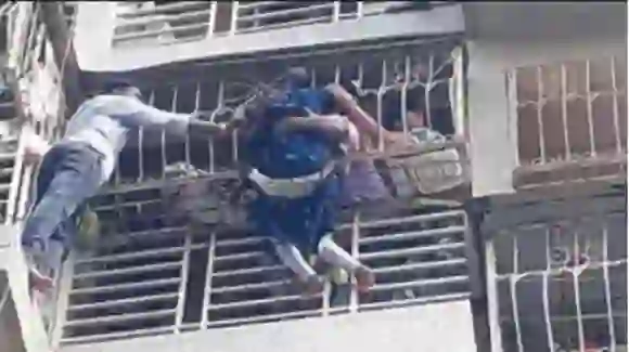 Woman falls off balcony: सतर्क पडोसी उसे बचते हैं