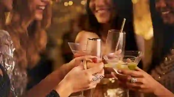 Alcohol And Women: क्या ड्रिंक करने वाली लड़कियां होती हैं कैरेक्टरलेस?