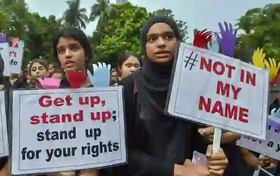 West Bengal Case : शादीशुदा महिला का अफेयर होने पर मारा और नग्न घुमाया