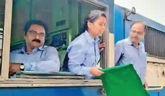 Who Is Shikha Rathore? अहमदाबाद से राजकोट जाने वाली पैसेंजर ट्रेन की पहली महिला ड्राइवर